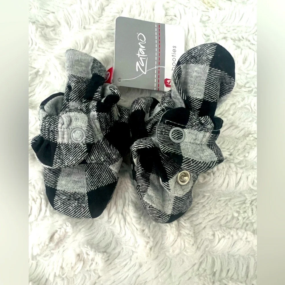 NWT Zutano Black and Gray Plaid Booties